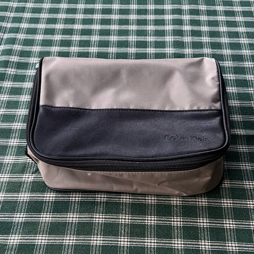 Calvin Klein Travel Overnight Cosmetics Zipper Pouch Men’s Tan Polyester